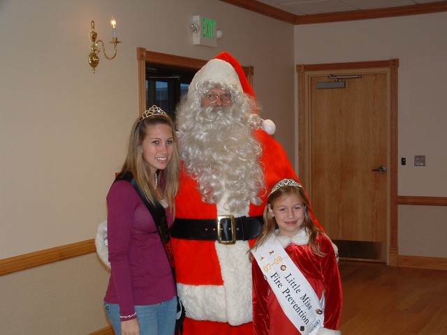 Breakfast with Santa - Dec 2007
Santa with Miss Winfield Stacie Jaret and Little Miss Winfield Morgan Alder